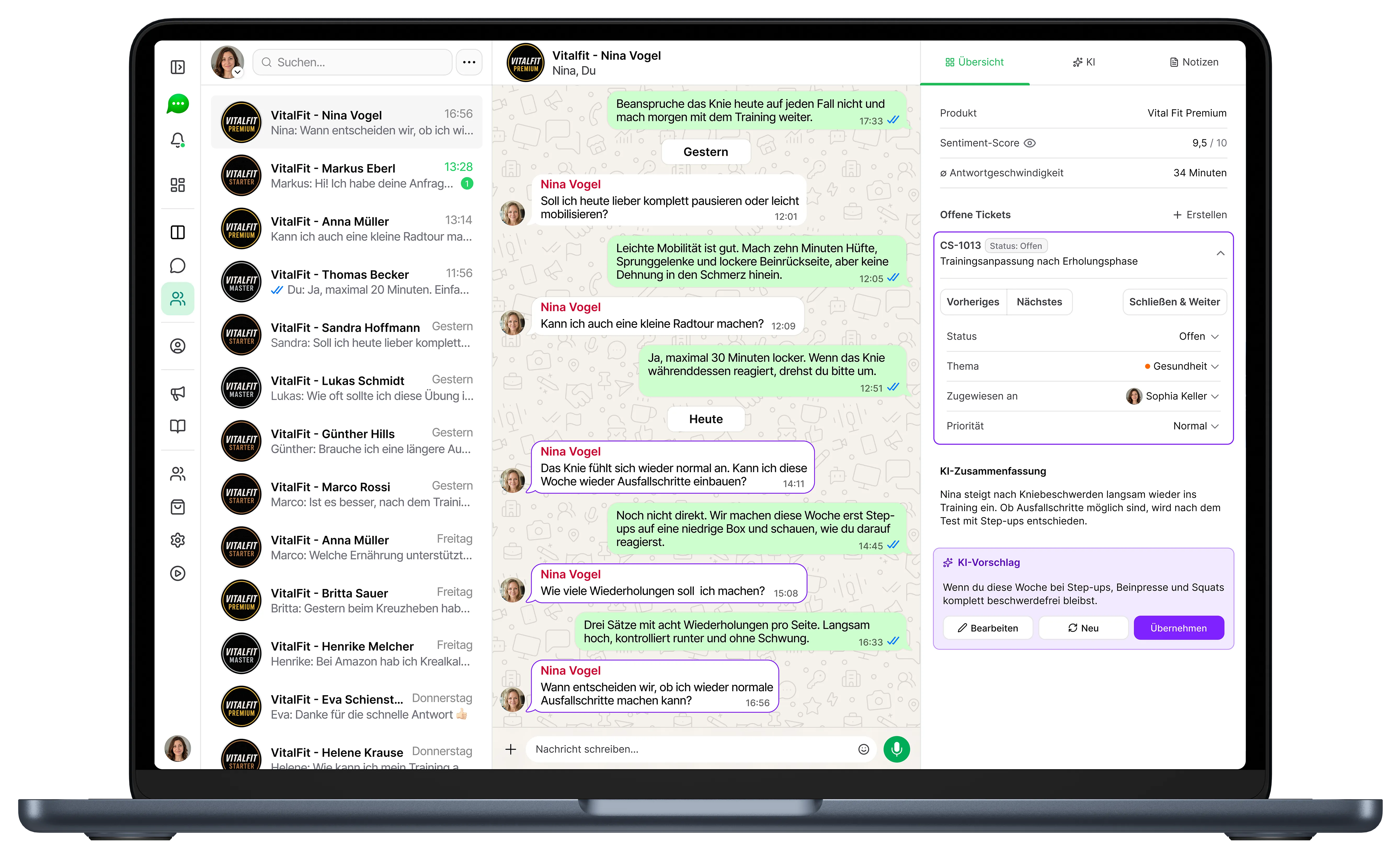 ChatSuite auf einem MacBook: Gruppenchat mit Ticket-Eigenschaften, KI-Zusammenfassung und KI-Vorschlag