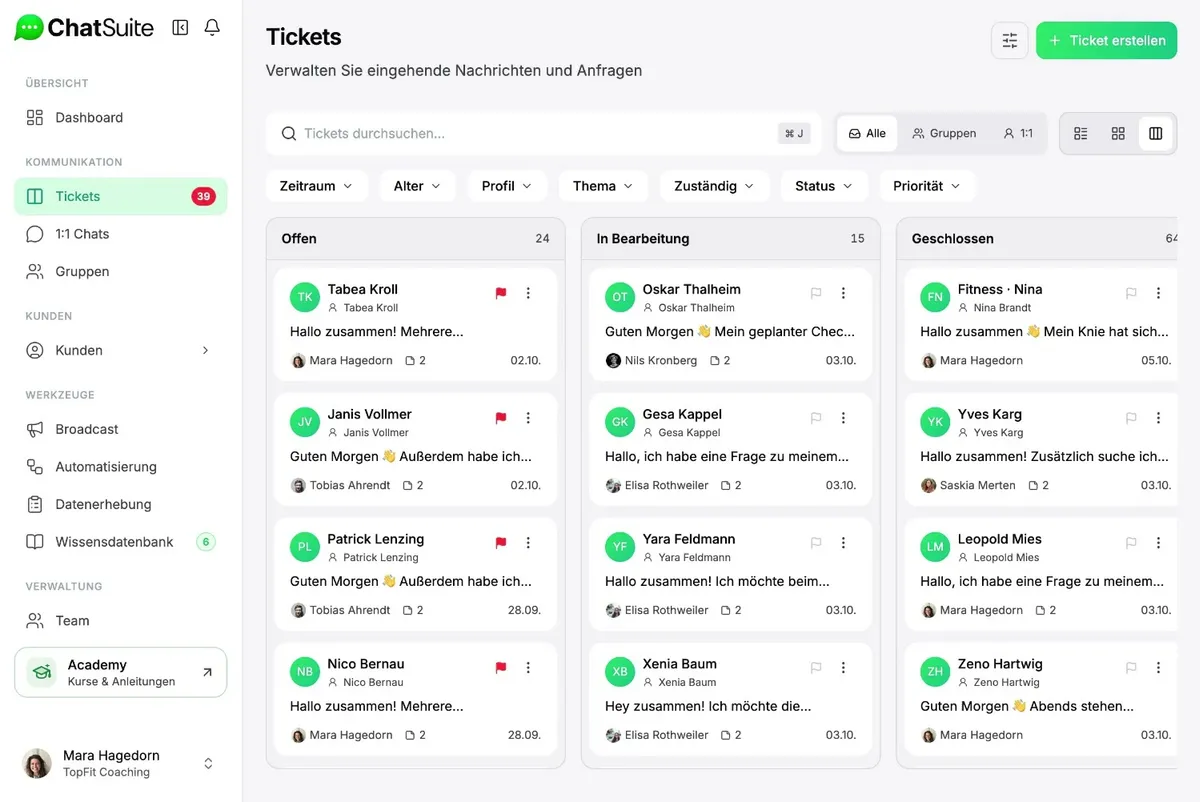 Ticket-Board von ChatSuite auf einem MacBook: Anfragen als Karten in den Spalten Offen, In Bearbeitung und Geschlossen