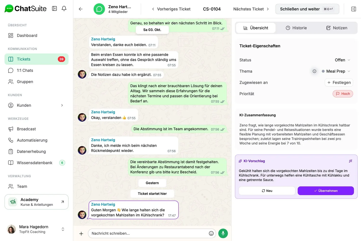 Ticket von ChatSuite: Nachrichtenverlauf der Gruppe, Ticket-Eigenschaften, KI-Zusammenfassung und Antwortvorschlag