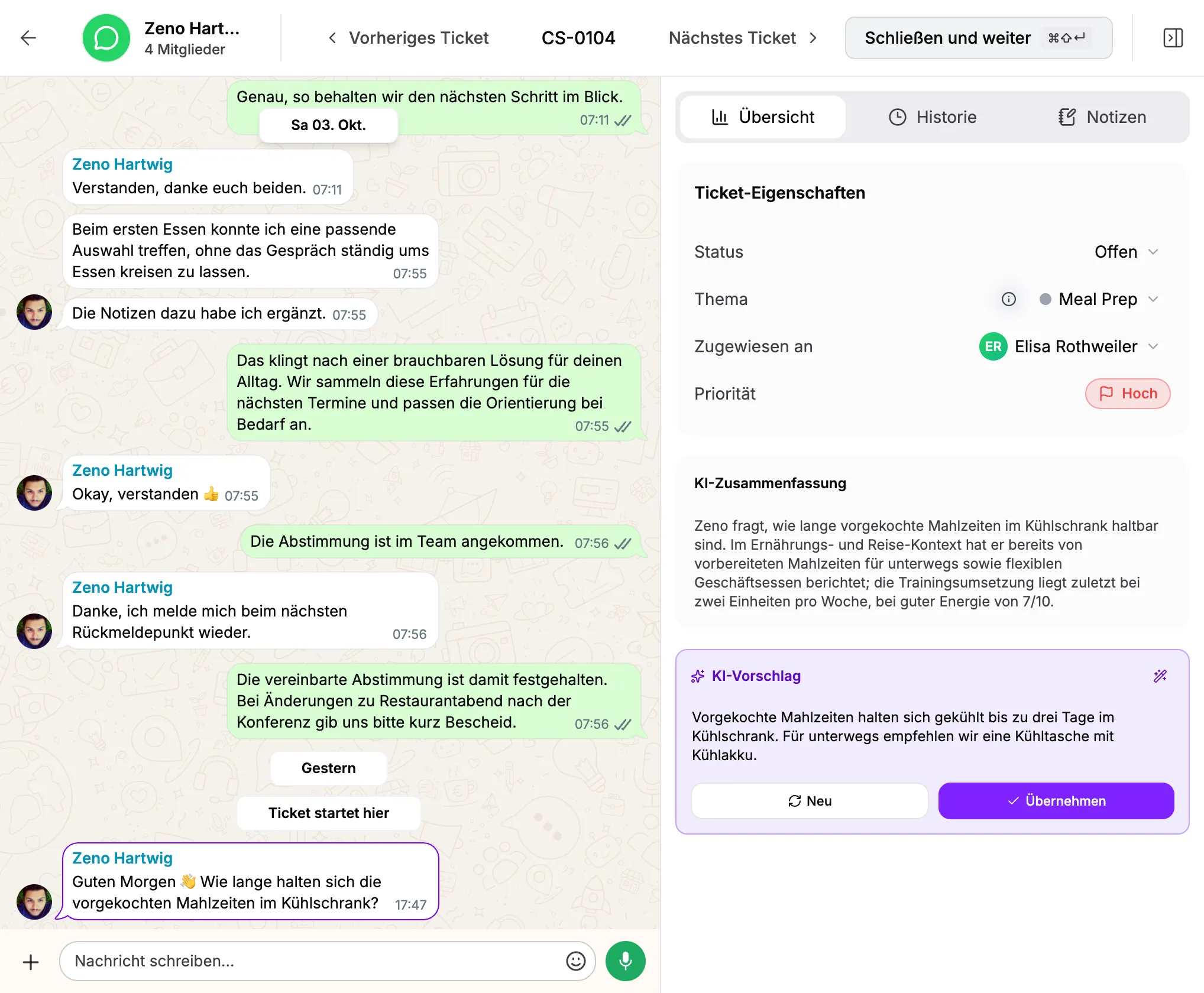 Ticket-Ansicht: links der WhatsApp-Verlauf der Gruppe, rechts Status, Thema, Zuständigkeit und Priorität sowie KI-Zusammenfassung und Antwortvorschlag